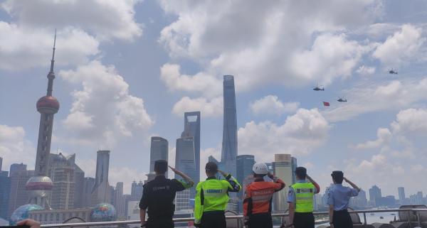 向党旗敬礼！上海公安警用直升机挂党旗巡展