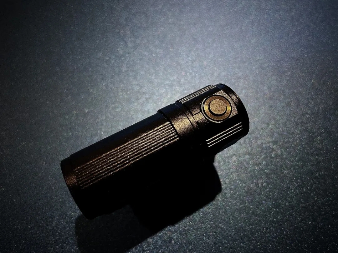 旋转出新世界，NITECORE HM01战术头盔前照灯